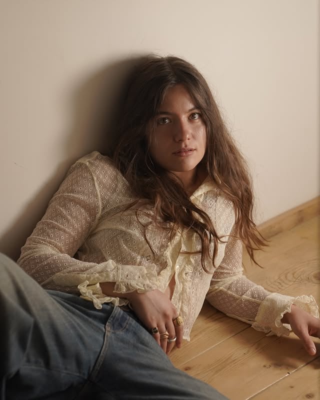Per ricordarvi che venerdì iniziano gli instore e esce il disco fisico! Ma prima…. Follow me per altre surprise in settimana 😎 Ci sarete? by @elenad.elia