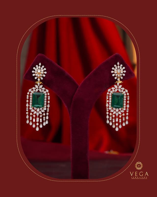 💚 Diamonds That Define Grace. Emeralds That Command Royalty.Every diamond tells a story—make yours unforgettable. ✨Step into the spotlight with this ultimate masterpiece of bridal luxury. This heavy, intricately handcrafted diamond bib necklace features a breathtaking floral lattice of premium sparkling diamonds, dramatically contrasted by a symmetrical layout of rich, vivid green oval emeralds. Complete with matching emerald-cut statement chandelier earrings featuring delicate diamond fringes, this set is designed for the modern queen who commands the room. 👑💎 The Masterpiece HighlightsNecklace Design: Intricate diamond floral/leafy bib necklace adorned with premium oval-cut emeralds.Earrings: High-glam, matching emerald-cut center stones with cascading diamond tassels.Aesthetic: Seamless blend of timeless heritage charm and high-end contemporary sparkle.📍 Visit Us / Order OnlineDiscover exclusive bridal and high-jewelry designs at your nearest showroom or reach out directly to consult with our jewelry experts:Showrooms: Vijayawada | Hyderabad | Kakinada | Eluru | Guntur🌐 vegajewellers.com📞 +91 99899 43625#VegaJewellers #DiamondEmeraldSet #EmeraldNecklace #DiamondHaram #BridalJewelleryHyderabad #VijayawadaJewellers #GunturLuxury #KakinadaFashion #EluruJewellers #SouthIndianBride #ReelTrends #LuxuryJewelry Design by @vegajewellers_jubileehills