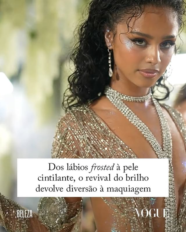 Da pintura corporal ao cabelo, o brilho tomou conta das produções de beleza nesta temporada. No desfile cruise da Chanel, as unhas cintilantes roubaram a cena, enquanto, na apresentação de inverno 2026 da Gucci, foram as extensões metálicas nos fios, tendência que marcou os anos 2000, que brilharam. Do tapete vermelho aos desfiles das semanas de moda, confira como a cintilância tem aparecido nas produções! Qual a sua favorita? by @voguebrasil