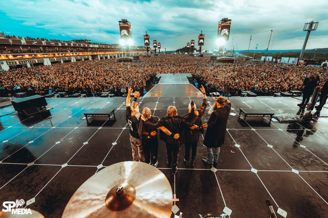 What a view!! @RockamRingOfficial was insane 🔥💦 📷 @sanjayparikhphoto #ThreeDaysGrace #AlienationTour #RAR2026 #Germany by @threedaysgraceofficial