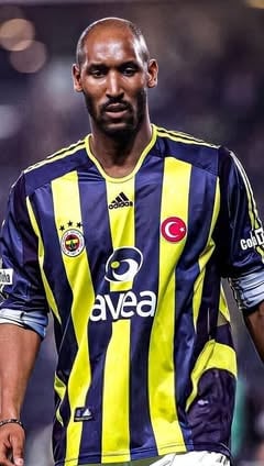 📅 22.04.2006

🏟️ @fenerbahce 4-0 @galatasaray

• Nicolas Anelka 👐🏻

Dünyaca ünlü yıldız forvet, Ocak 2005’te Manchester City’den 7.19 Milyon Euro bonservis bedeliyle Fenerbahçe SK’ye transfer olarak Türk futbol tarihinin en sansasyonel transferlerinden birine imza atmıştır.Bu transfer, Türk futbolunda o döneme kadar görülmemiş bir uluslararası yankı uyandırdı.

Sarı-lacivertli formayı 1.5 sezon terleten yıldız oyuncu, bu süre zarfında taraftarın sevgilisi haline gelmiştir.

Fenerbahçe formasıyla toplam 57 resmi maça çıkan Anelka, 16 gol ve 14 asistlik katkı sağlayarak takımın hücum gücüne önemli destek vermiştir.

#fenerbahçe