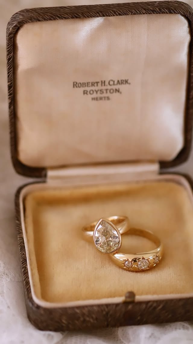 S T A N Z A 4 . 0 6 🍐✨ The Stanza setting was dreamt up just for this stunning stone. We wanted something sleek to accent this antique pear diamond with its soft lines and warm hue. We love how the bezel highlights the outline of this “chubby” pear and the thick band adds some golden heft that we adore. Where this ring stands out is in its innovative linear gallery- a fun little detail for you to view your diamond! ••••••••#engagementring #ringinspo #antiquediamonds #antiquediamond #pearcut by @andriabarbonejewelry