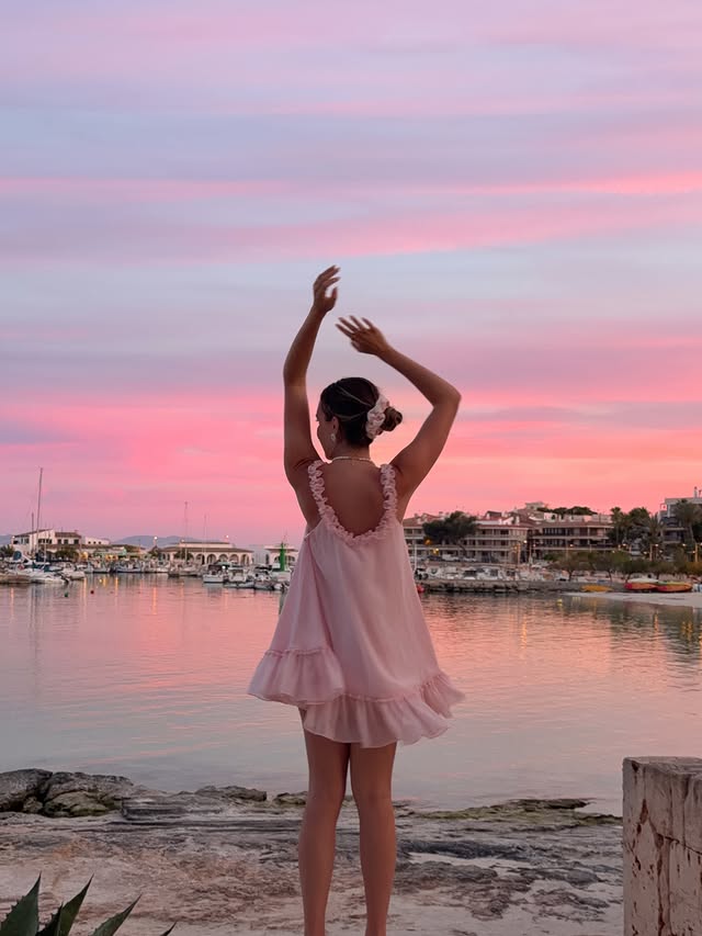 summer sunset mood: 🌸✨🐚🩷👙🌼☀️

#eurosummer #pinterestgirl #summeroutfit #girlstrip