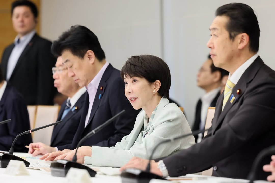 本日、こども政策推進会議を開催し、2026年度に政府が重点的に取り組むこども施策をまとめた「こどもまんなか実行計画2026」を決定しました。こども・子育て政策は、こどもたちが自己肯定感を持つことができ、将来にわたって幸せな状態を実現するとともに、結婚・出産・子育ての希望の実現などの少子化対策を推進していくものです。具体的には、次の５つの柱の下、関係省庁が連携して、スピード感を持って、総合的に施策に取り組んでまいります。第一に、「健やかで質の高い成育環境の提供」として、青少年が安全に安心してインターネットを利用できる環境整備、こどもへの性暴力の防止、妊婦健診の経済的負担の軽減、「こども誰でも通園制度」の制度改善、多様な体験機会の拡充、病児保育の充実などに力を入れて取り組みます。第二に、「困難な状況にあるこどもたちのニーズの発見と、地域一体の支援」として、令和７年の小中高生の自殺者数は538人で、過去最多となっており、黄川田大臣のリーダーシップの下、「こども・若者 自殺防止総力戦略」をはじめとした取組を強化します。こどもたちの命を守り抜くことは、政府の最も重い責任です。自殺リスクの高いこども・若者を早期に把握し、ＳＯＳを発しているこどもたちが、現場で確実に支援につながる体制を整えるとともに、関係機関が連携して、一人ひとりを継続的に支える体制を、国が地方自治体の取組に伴走し、全国で整えます。こどもの貧困対策・ひとり親家庭などの支援の強化にも力を入れてまいります。第三に、「若者が希望を持ち選択できる環境の整備」として、若者の実態を的確に把握し、若者自身も政策決定の場に参加する、包括的な若者政策を推進します。ヤングケアラーなどの困難を抱える若者にアプローチできる体制づくりや、プレコンセプションケアの推進にも取り組みます。第四に、「産・官・学の総力を挙げたこどもまんなか社会の実現」として、企業などの活力を活かしつつ、ベビーシッター、家事・育児支援サービス、小学生の放課後の居場所などの多様な家庭、働き方に応じた支援について、質と安全性を確保しながら、利用のハードルを下げる取組を加速します。企業の支援と成長の好循環を強化するため「こどもとともに成長する企業構想」を強力に推進し、金融機関と連携した支援や、企業経営へのインセンティブ措置、認定制度や人的資本経営における情報開示の位置づけの明確化など、企業や投資家がこども・子育て支援に投資しやすい環境を整えてまいります。第五に、「こどもまんなかを支える基盤の確保」として、保育士・幼稚園教諭の処遇改善などを進めてまいります。 by @takaichi_sanae