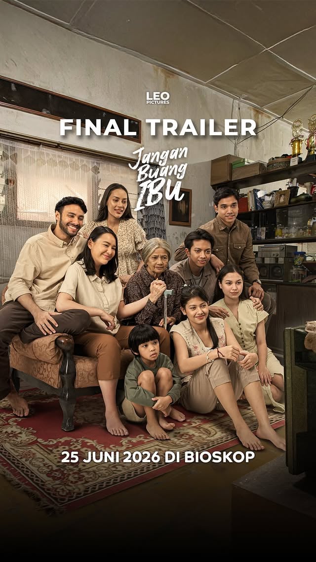 Final Trailer Film Jangan Buang IbuSaat peran ayah perlahan menghilang, ibu berdiri sebagai pondasi untuk menahan rumah agar tak ikut runtuh.Ia menjadi kepala, sekaligus hati.Menjadi tegas, sekaligus tempat pulang.Menjadi kuat, bahkan saat tak ada yang menguatkan.Tak ada panggung untuk pengorbanannya.Tak ada tepuk tangan untuk lelahnya.Hanya doa yang ia rapalkan pelan-pelan,agar anak-anaknya tak tumbuh dengan luka yang sama.Film Jangan Buang IbuTayang 25 Juni 2026 di bioskop.#JanganBuangIbu #FilmJanganBuangIbu #LeoPictures by @amandamanopo