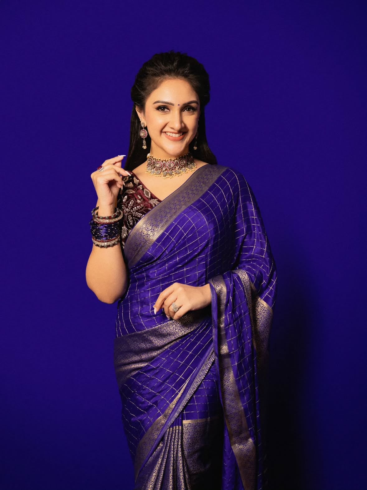 Be your own version to smile ✨️💜
.
.
.
Wearing : @neerusindia 
Jewellery:@neerusindia 
Photography:@manoj_gangula 
.
.
.
.
.
#cookuwithjathirathnalu #laugh #entertainment #cooking #show