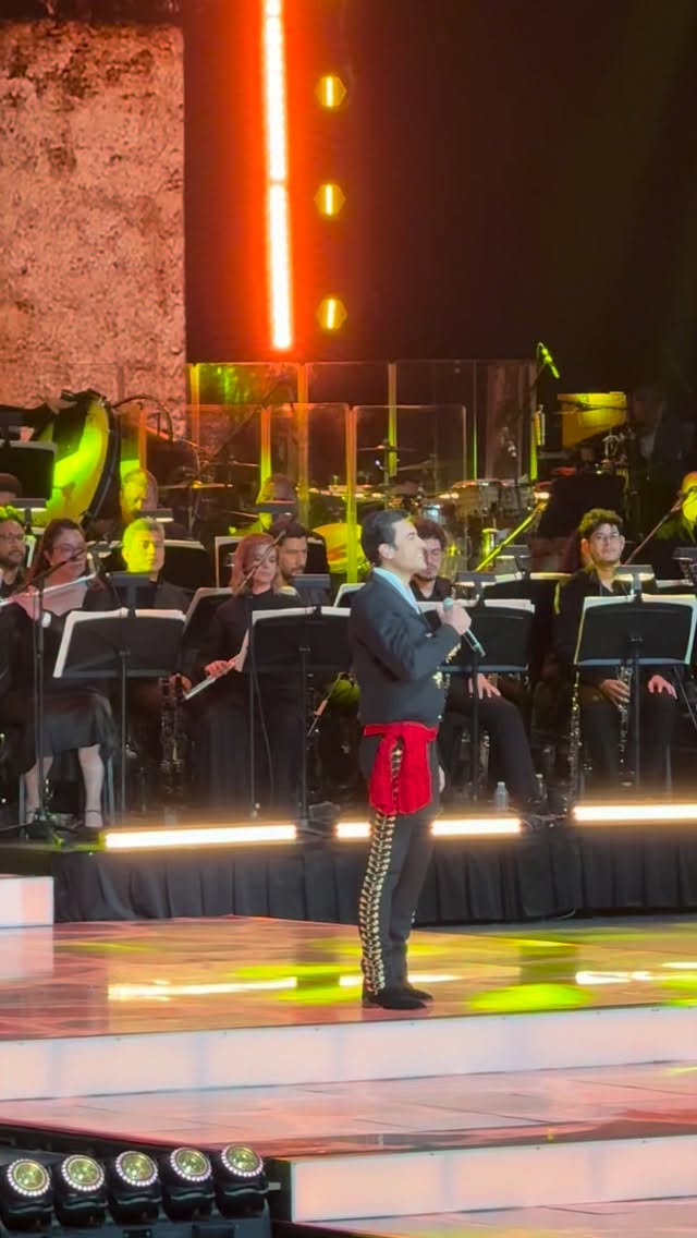 @carlosrivera es el encargado de comenzar la fiesta llamada #mexicovibra 🇲🇽⚽️🇨🇦⚽️🇺🇸⚽️