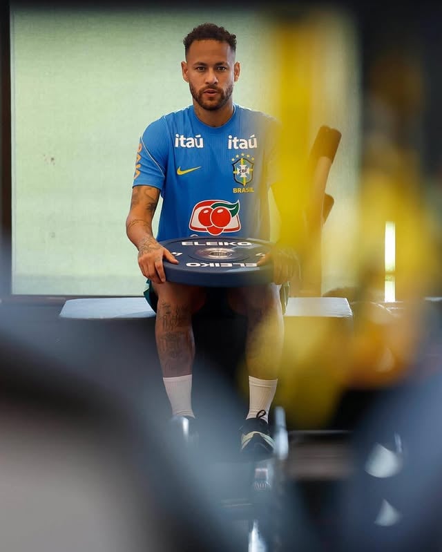 🚨🚨🚨🚨AGORA!

Seleção está certa de que terá Neymar contra o Haiti.

Apesar de ter descartado a presença do camisa 10 na estreia do Brasil na Copa do Mundo neste sábado, diante do Marrocos, a seleção brasileira não cogita a possibilidade de corte. 

A não ser que haja nova lesão, o atacante estará à disposição de Carlo Ancelotti e pronto para ir a campo até o dia 19, quando o Brasil enfrenta o Haiti, na Filadélfia.

🗞️UOLEsporte