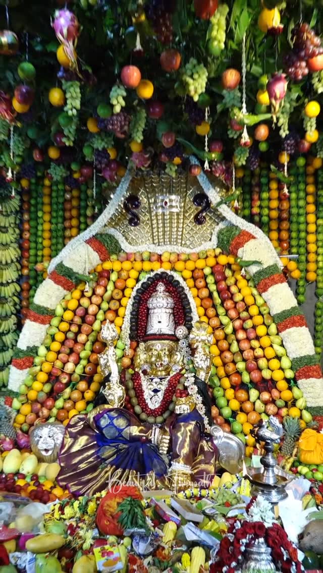 తిరుపతి శ్రీ తాతయ్యగుంట గంగమ్మ దేవస్థానంతిరుపతి గంగమ్మ జాతర పూర్తయిన తర్వాత వచ్చే నాలుగవ మంగళవారం రోజు ప్రత్యేక అభిషేకం అనంతరం బంగారు వజ్ర కిరీటం, గర్భాలయం ఆలయ ప్రాంగణాన్ని అరటిపండ్లు, ద్రాక్ష, మామిడి, యాపిల్, అనాస నారింజ,పైనాపిల్ వంటి పలురకాల తాజా పండ్లతో ఎంతో నయనమనోహరంగా ప్రత్యేక అలంకారములో శ్రీ తాతయ్యగుంట గంగమ్మ తల్లి దర్శనంగ్రామదేవత అయిన గంగమ్మ తల్లికి ప్రకృతి ప్రసాదించిన పండ్లను సమర్పించి, పంటలు బాగా పండాలని, ఊరు సుభిక్షంగా ఉండాలని భక్తులు ప్రార్థిస్తారు.. by @beautifultirupathi
