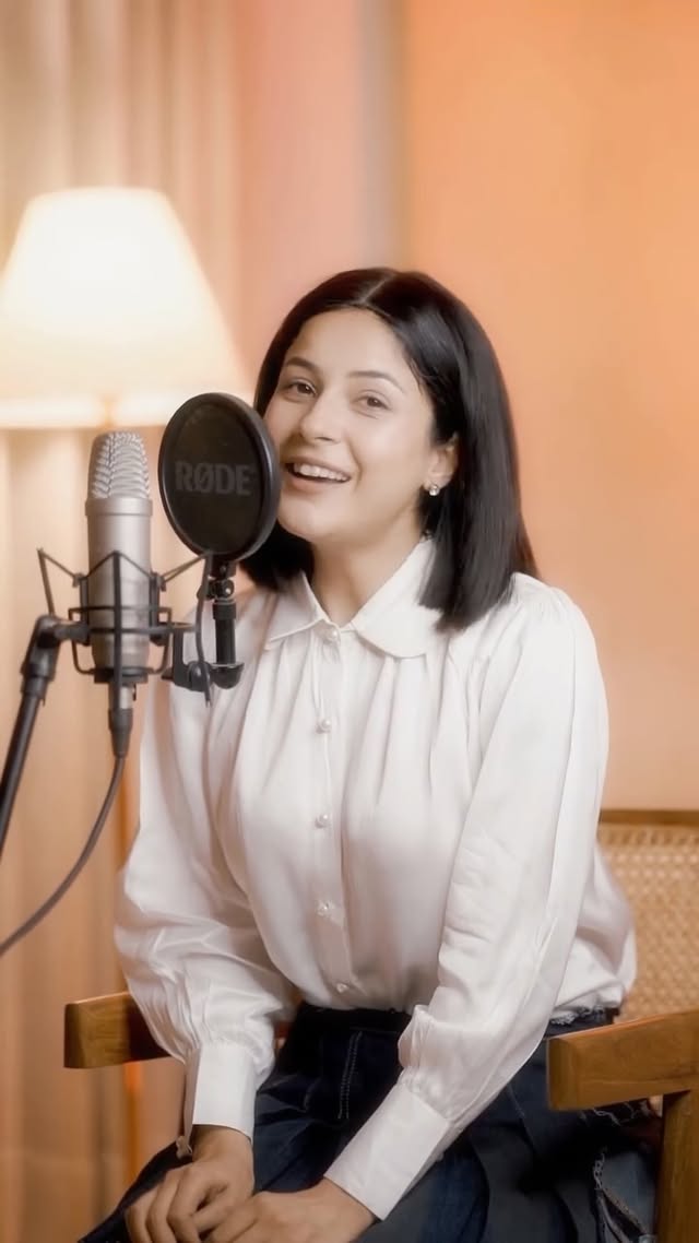 Door Hoke…..✨
Listen to it once….then tell me What did you feel?
Should I release the full song with an official music video? 

#shehnaazgill #doorhoke 

Lyrics & Composer  @udaarofficial @theaniketshukla @badeshashehbaz 
Music : @theaniketshukla 
Video: @nirmalbediphotography