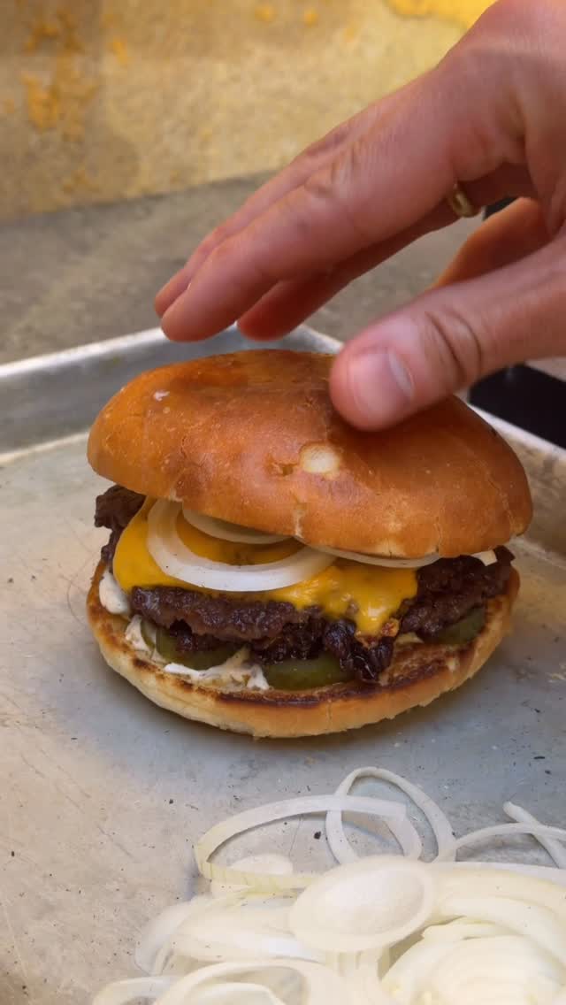 I betalt samarbete med @kockumsjernverk En riktig god dubbel cheese:- 2 x 75g kött av bra kvalitet (körde blandning på entrecote och ryggbiff)- Salt & svartpeppar för stekning - 2 skivor cheddarost - Bröd (stek i olja)Dressing:- 1dl majonnäs - 1msk gul senap (den amerikanska typen…)- 1/3-1/4 silverlök - 1/2 tsk cayennepeppar - 1/2 saltgurka (använd 1msk från lagen också)- En skvätt vinäger - Lite hot sauce (Cholula eller liknande är bäst) - Flingsalt, efter smak.Just nu har Kockums en nationaldagsrea ett par veckor för att fira det svenska hantverket. Rean är grym så kika in på deras hemsida! by @flippcohen
