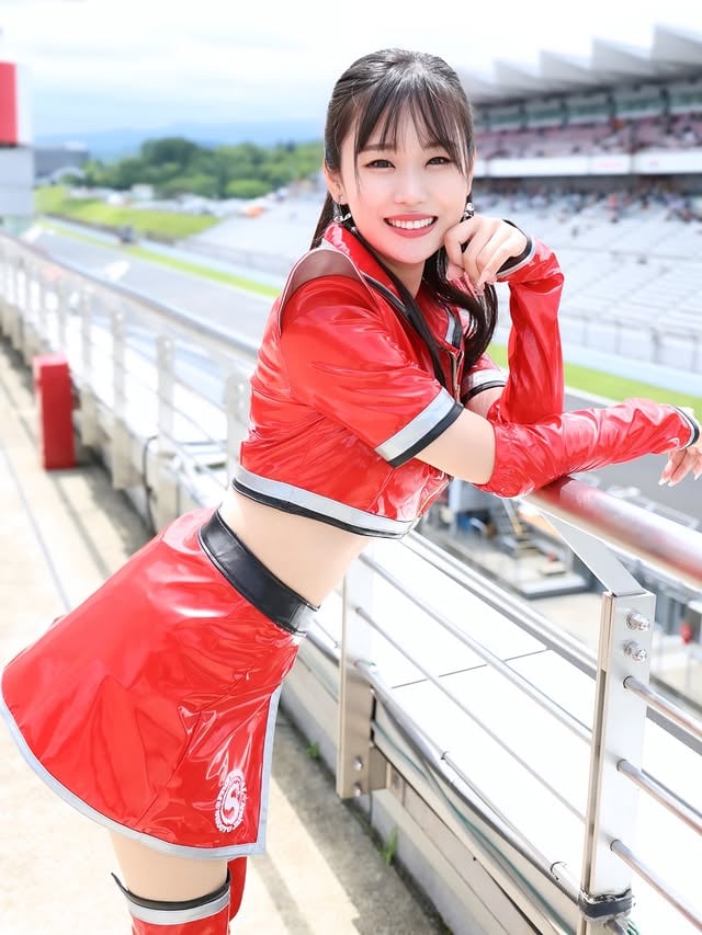 富士24時間スーパー耐久🏁
メープル広島レーシングの応援ありがとうございました☺️
3位でしたっ🥉
次戦の菅生も応援よろしくお願いします❤️‍🔥

@maplehiroshima_racingteam 
☝️ フォローしてくれたら嬉しいです🚗

会いに来てくれたり、声かけてくれたり、写真も撮ってくれたみんなありがとうっ嬉しかったなぁ😊🩷
久しぶりのレースやっぱり楽しい❗️🏁

また、今回一緒にレースクイーンをしたAthlete-Xアンバサダーのみんなと6/21(日)に撮影会をします☺️
私のお誕生日会もさせて頂くので、ぜひ初めましての方もいつも来てくださる方も会いにきてくれたら喜びます❣️

#レースクイーン #レースアンバサダー #富士スピードウェイ #s耐 #motorsports
