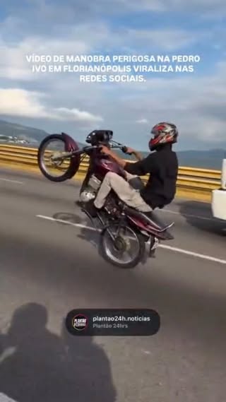 🏍️ IMPRUDÊNCIA NÃO É HABILIDADE 🫣👎

O chefe da Divisão Operacional do Comando de Polícia Militar Rodoviária, major Maurício Abílio dos Santos, comenta as imagens que circulam nas redes sociais mostrando um motociclista realizando manobras perigosas sobre a Ponte Pedro Ivo Campos, em Florianópolis.

Além de colocar a própria vida em risco, esse tipo de conduta ameaça a segurança dos demais usuários da via. 

Em caso de queda, o motociclista poderia ser atropelado por outros veículos, provocar congestionamentos em um dos principais acessos à Ilha e demandar atendimento de emergência por uma situação completamente evitável.

No trânsito, atitudes irresponsáveis podem gerar consequências graves para muitas pessoas. Respeitar as leis e conduzir com prudência é um compromisso de todos.