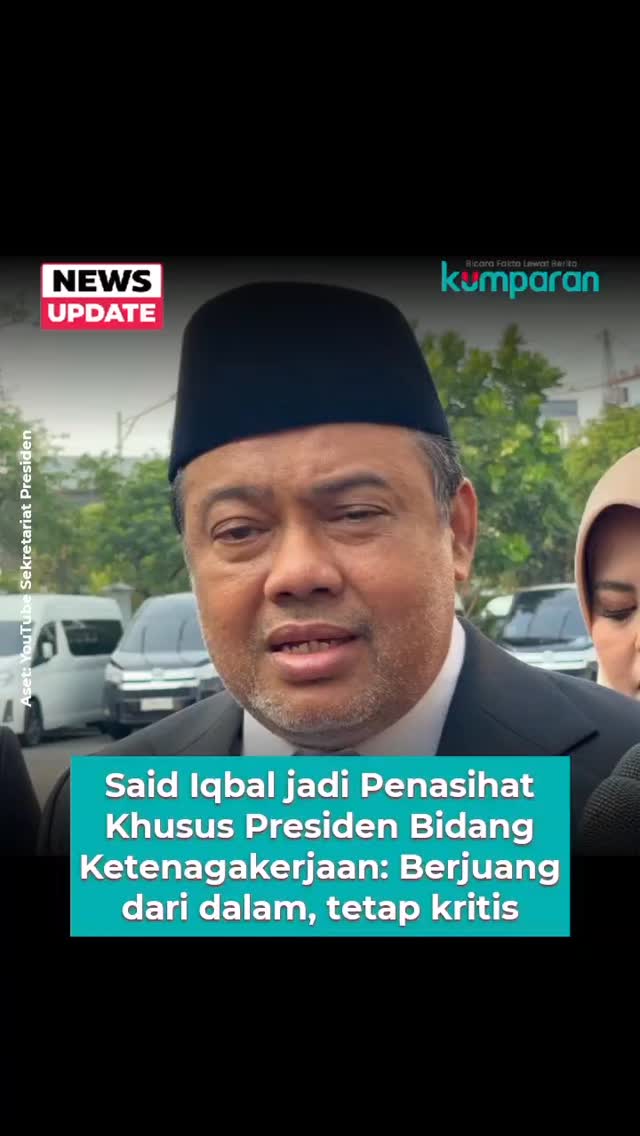 Presiden Partai Buruh Said Iqbal dilantik menjadi Penasihat Khusus Presiden Bidang Ketenagakerjaan di Istana Negara, Jakarta, Senin (8/6). Said dilantik Presiden Prabowo bersama sejumlah pejabat lain, di antaranya Kepala Badan Gizi Nasional (BGN) Nanik S Deyang. ⁠
⁠
Pantauan di lokasi, Said tiba pada pukul 15.50 WIB dengan mengenakan setelan jas lengkap dengan kopiah hitam. Tampak ia didampingi oleh anak dan istrinya.⁠
⁠
"Pada hari ini saya dapat undangan semalam dari Letkol Teddy untuk pelantikan sebagai penasihat khusus Presiden Republik Indonesia untuk bidang Ketenagakerjaan menurut Perpres Nomor 137 tahun 2024 atau 106 tahun 2025 kedudukannya setingkat menteri," ujarnya.⁠
⁠
Ke depan, Said memastikan akan memberikan masukan dan analisis kebijakan terkait ketenagakerjaan kepada Presiden.⁠
⁠
"Tentu nanti saya hanya memberikan banyak masukan kepada Presiden bila diminta maupun tidak diminta dan membuat analisis kebijakan," ujarnya.⁠
⁠
Said juga mengungkapkan alasan dirinya memilih masuk ke dalam jajaran Kabinet Merah Putih. Ia menilai Prabowo memiliki keberpihakan kepada buruh.⁠
⁠
📸: Dok. YouTube Sekretariat Presiden, kumparan/Zamachsyari..⁠
⁠
Baca selengkapnya dengan klik link di bio. Cari tahu berita update lainnya dengan download aplikasi kumparan di App Store atau Google Play.⁠
⁠
📝: newsupdate | update | news | vidol | R120 | R151 | E164⁠
⁠
#bicarafaktalewatberita #kumparan