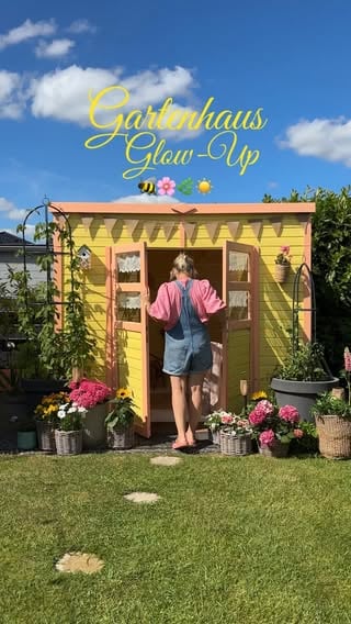 Anzeige | Gartenhaus Glow-Up 🌿☀️🐝🌸.Lange haben wir überlegt ob wir mein kleines Gartenhaus abreißen oder doch noch renovieren. Ich hatte eine ganz bestimmte Vision von diesem Haus: eine kleine Ruheoase für mich. Gemütlich, warm, um Kraft zu tanken und neue Ideen zu sammeln. Nach einer Woche kann ich voller Stolz sagen, dass ich es mit den Farben von @schoenerwohnenfarbe geschafft habe und es noch schöner geworden ist, als ich es mir vorgestellt habe. Vom Bett hat man einen traumhaften Blick in den Garten und könnte mit etwas Wind im Gesicht einen kleinen Mittagsschlaf machen. Wie gefällt es dir ? Für den Glow~Up der Wände habe ich benutzt:SCHÖNER WOHNEN Home Grundierung für Holz- und MDF-Platten, SCHÖNER WOHNEN Polarweiss Weisslack (Mix-Basis) in den Farbtönen F20.070.01 Sonnenhutgelb und ID25-07-candy.colorpop. Und für den Boden :SCHÖNER WOHNEN Home Grundierung für Holz- und MDF-Platten und anschließendSCHÖNER WOHNEN pep up Renovierfarbe für HolzfußbödenTrau dich, es lohnt sich♡︎.#kommwirstreichen #colorfulhome #diy #schoenerwohnenfarbe #gartenhaus by @_colorfulhome_