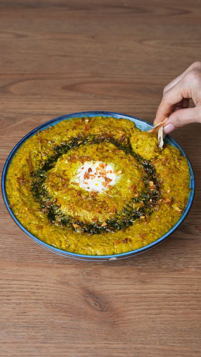 هفته ای دوبار میپزمش 😋😋@cook.magمواد لازم:بادمجون یک کیلو کشک ۲۰۰ گرمپیاز یک عددسیر سه حبهگردو ۱۰۰ گرم نعنا ۲ قاشق پر نمک و زردچوبه به میزان لازمفلفل خیلی کم روغن به مقدار لازمآب یک لیواننکات:✅بادمجون‌ها رو با آب کم بپز تا روغن خیلی کمتری مصرف بشه.✅نعنا داغ رو فقط چند ثانیه تفت بده تا تلخ نشه.✅برای کشک بادمجون کشدارتر، بعد از اضافه کردن کشک ۱۰ دقیقه زمان بده جا بیفته.@cook.mag# کشک_بادمجان#کشک_بادمجون#غذای_سالم#غذای_سنتی#غذای_رژیمی by @cook.mag