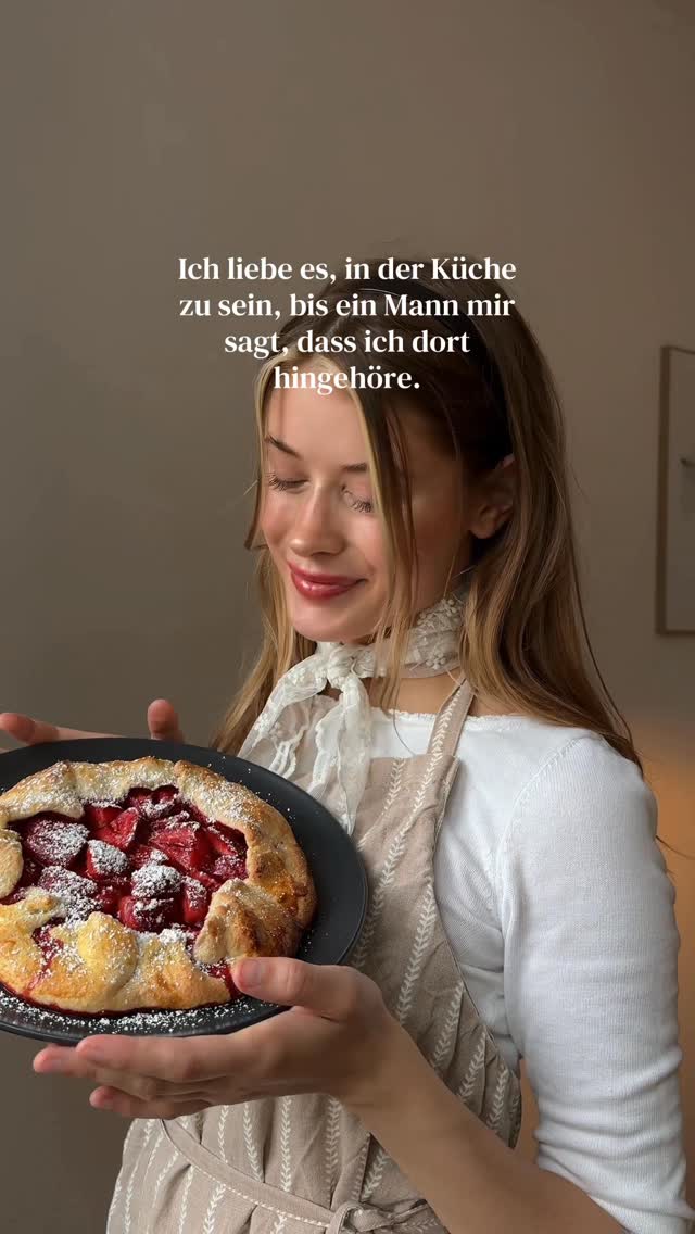 Liebe es trotzdem 👸🏼✨einfache Erdbeer-Galette 🍓Teig* 150 g Mehl* 25 g Zucker* ½ TL Salz* 115 g kalte Butter (in Würfeln)* 1 Eigelb* 2–3 EL EiswasserFüllung* 350 g Erdbeeren, geviertelt* 50 g Zucker* 1½ EL Speisestärke* 1 Prise SalzZum Bestreichen* 1 Ei* 1 TL Wasser* etwas Zucker⸻Zubereitung1. Teig machen: Mehl, Zucker und Salz mischen. Kalte Butter einarbeiten, bis Krümel entstehen. Eigelb und Eiswasser dazugeben und zu einem Teig verkneten. Flach drücken, einwickeln und 1 Stunde kalt stellen.2. Füllung vorbereiten: Erdbeeren mit Zucker, Speisestärke und Salz vermischen.3. Ausrollen: Ofen auf 200 °C Ober-/Unterhitze vorheizen. Teig rund ausrollen (ca. 30 cm) und auf ein Backblech mit Backpapier legen.4. Füllen: Erdbeeren in die Mitte geben, dabei rundherum etwa 5 cm Rand frei lassen. Den Rand über die Füllung klappen.5. Bestreichen: Ei und Wasser verrühren, den Rand damit bestreichen und etwas Zucker darüberstreuen.6. Backen: Ca. 35–40 Minuten backen, bis der Rand goldbraun ist.Abkühlen lassen und genießen – am besten mit Vanilleeis oder Schlagsahne. 🍓 by @ronjaa_elisabeth