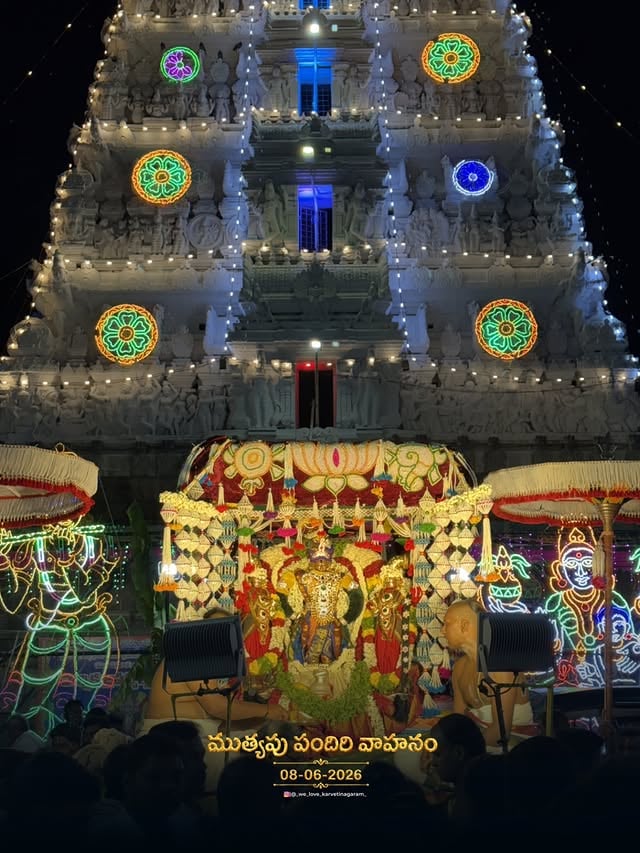 ముత్యపు పందిరి వాహనం....Follow us @_we_love_karvetinagaram_ .#karvetinagaram #ttd by @beautifultirupathi
