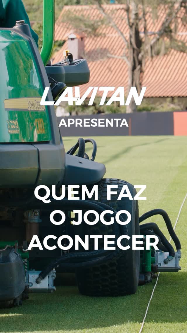 Nem todo mundo entra em campo.Mas todo mundo faz parte do jogo. 🇧🇷Enquanto milhões de pessoas acompanham os 90 minutos, existe um time inteiro trabalhando nos bastidores para que a Seleção Brasileira esteja pronta para cada desafio.Do cozinheiro ao roupeiro. Do fisiologista ao massagista. Histórias de dedicação, preparação e paixão que muitas vezes passam despercebidas.Porque antes da bola rolar, existe muito trabalho para fazer o jogo acontecer.💛 Bem-vindos a Quem Faz o Jogo Acontecer, uma série especial de Lavitan mostrando os profissionais que ajudam a construir a jornada da Seleção Brasileira todos os dias.E esse é só o começo. Nos próximos episódios, vamos conhecer de perto as histórias, os desafios e a preparação de quem faz parte do time por trás da Seleção.👀 Acompanhe a série e descubra quem faz o jogo acontecer além das quatro linhas.#QuemFazOJogoAcontecer #Lavitan #CBF #SeleçãoBrasileira #BastidoresDaSeleção TimePorTrásDoTime by @cimedesportes