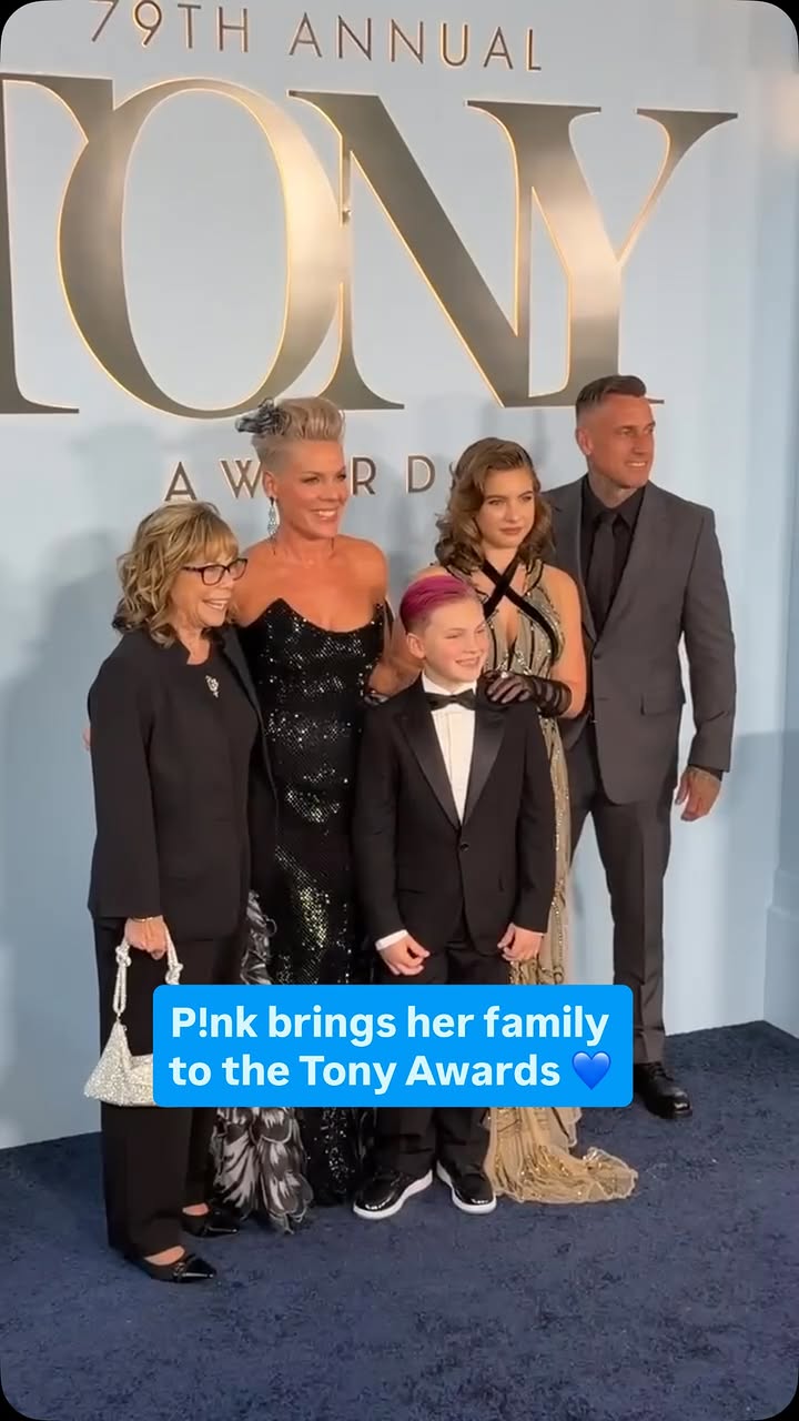 We love to see a whole theatre-loving family 💙 #TonyAwards