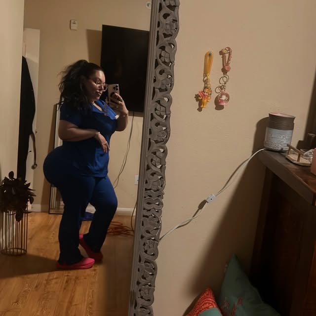 Just got home from work & my sister says I be doing too much with these T Rex looking arms…🙄🦖…She’s so rude😑...#doingtoomuch #funsize #scrubs #latina #random by @funsize361