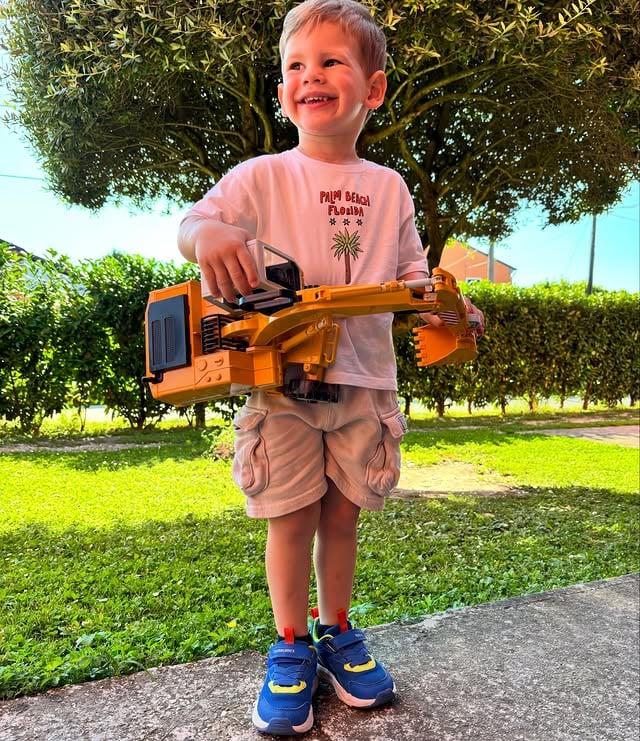 Colori sgargianti delle scarpe @biomecanics , che renderanno la sua estate fantastica!!i Le lunghe camminate dei bambini , alla scoperta di tanti posti bellissimi diventano un piacere Con design ergonomico, suole leggere e supporto donano libertà di movimento e stabilità in ogni passo! •••••#biomecanics #shoes #comfystyle#summer by @theincrediblefamily