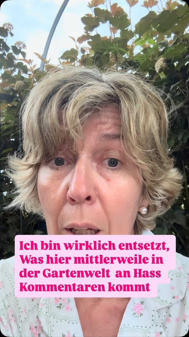 Ich wünsche mir von Herzen mehr Toleranz und Respekt in der Gartenwelt ! Hört auf mit dem erhobenen Zeigefinger, andere Gärtner zu beschimpfen und zu beleidigen! Jeder soll bitte schön so in seinem Garten buddeln und pflanzen, wie er mag ! Garten soll Spaß machen , bunt sein und nicht zum Spießrutenlauf werden! Die Dosis macht das Gift ! Eine blühende Mischung aus Allem - für die Natur und unsere Seele ! Und Ihr Steine Werfer da draußen: Kehrt erstmal vor Eurer eigenen Haustür!