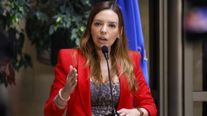 Cuando la violencia toca tu puerta.

La denuncia de pornovenganza presentada por la senadora Camila Flores contra su ex marido vuelve a poner en evidencia una contradicción difícil de ignorar: rechazar herramientas de prevención de la violencia contra las mujeres y luego exigir protección cuando esa violencia afecta personalmente.

La denuncia presentada por la senadora Camila Flores contra su ex marido por la presunta difusión de imágenes íntimas sin su consentimiento ha reabierto el debate sobre la violencia digital y sus consecuencias.

Pero también ha puesto sobre la mesa una pregunta incómoda.

Durante la tramitación de la Ley Integral para Prevenir, Sancionar y Erradicar la Violencia contra las Mujeres, Camila Flores se opuso a algunas de sus disposiciones y respaldó acciones para impugnar artículos relacionados con la educación no sexista y la prevención de la violencia de género.

Hoy denuncia haber sido víctima de una forma de violencia que precisamente forma parte de las conductas que esa legislación buscaba visibilizar, prevenir y sancionar.

La contradicción es evidente. Porque resulta difícil desestimar políticas orientadas a prevenir la violencia cuando afecta a otras mujeres y, al mismo tiempo, exigir protección cuando la situación se vive en primera persona.

La pornovenganza no es un hecho aislado. Es una expresión más de la violencia de género en el entorno digital, donde la intimidad de las mujeres es utilizada como herramienta de humillación, control o castigo.

Por eso el debate no sólo debe centrarse en la denuncia actual, sino también en las posiciones políticas que durante años cuestionaron o minimizaron iniciativas destinadas a enfrentar estas mismas problemáticas.

Las leyes de prevención existen porque la violencia no comienza cuando se comete el delito. Comienza mucho antes, en las conductas, prácticas y culturas que permiten que estos hechos ocurran.

Quizás la principal lección de este caso es que los derechos y las protecciones nunca parecen tan importantes como cuando una misma termina necesitando de ellos. Piensa Prensa