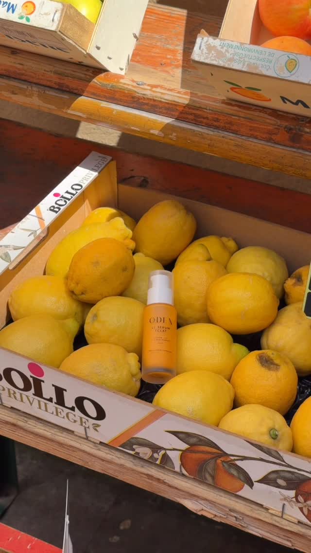 Collaboration commerciale | Vous le savez, j’ai une peau qui tache extrêmement vite et c’est la raison pour laquelle je la prépare avant de l’exposer au soleil. J’utilise le Sérum Éclat de chez @oden_fr matin et soir pour booster l’éclat de ma peau, diminuer l’apparence de mes taches pigmentaires et lisser mes traits 🍋💙Et pour les nouvelles clientes, vous avez -10% avec le code PAOLA10 by @paola.ambre