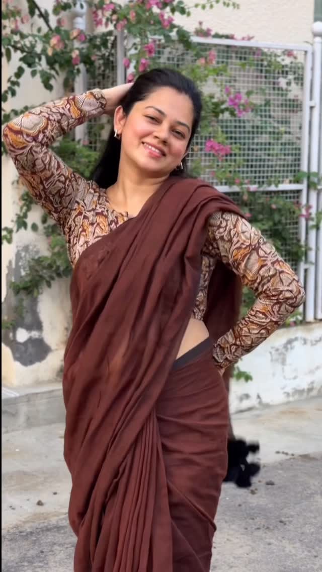 Wearing my coffee date😍 outfit @kaithari_studio 
Handloom coffee saree with stretchable kalamkari blouse! 
A stunning combo 😍💓

DM them to Order your saree.

#anithasampath #vijaytv #biggboss #suntv #anithasampathdance