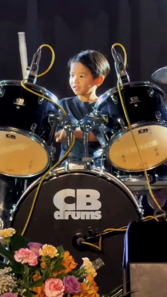คลิปนี้ยาวนิดนึงนะคะ อยากบันทึกความขี้เขินของลูกชายในการ on stage ครั้งแรก เก็บไว้ให้เค้าดูตอนโตว่าผลลัพธ์จากการที่เค้าตั้งใจฝึกซ้อมตีกลองมาตลอด มันน่าภูมิใจขนาดไหน🥰 ส่วนน้องสาวก็คือทำหน้าที่กองเชียร์ได้ดีมากก วิ่งไปกอดพี่เองอะไรเอง น่ารักที่สุด เป็นอีก1วันในชีวิตที่แม่จะไม่มีวันลืม🤍👨‍👩‍👧‍👦🥁✨️#KTTVJourney #ก้อยตูนทะเลเวลา by @rachwinwong
