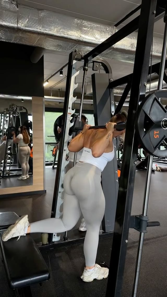 Vier Übungen die in meinem Leg- und Gluteday NIEMALS fehlen dürfen 😍😮‍💨1. Bulgarian Split Squats2. Hip Thrusts3. Hyperextensions4. Kickbacks Welche Übung ist für dich ein absolutes Muss? 💕#gymgirl #glutes #gluteday #workoutforwoman #ﬁtfam by @annaxfo