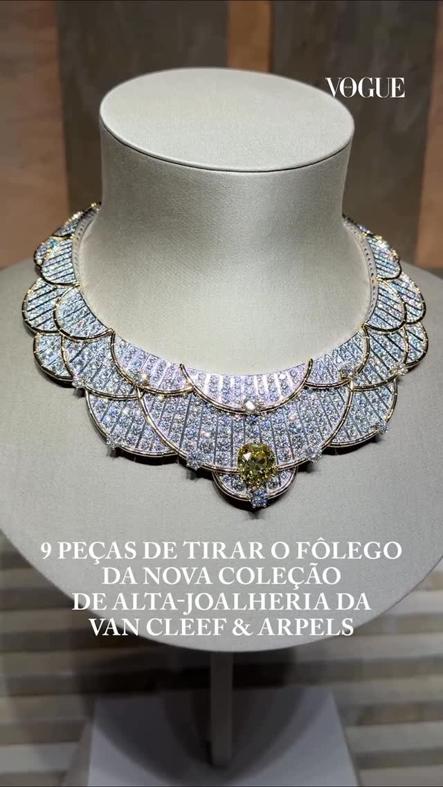 Um colar com um diamante amarelo de mais de 10 quilates, uma peça que leva 37 esmeraldas, totalizando 41,58 quilates, e um único brilhante com lapidação pera e 14,5 quilates são alguns dos destaques da nova coleção de alta-joalheria da @vancleefarpels, apresentada na manhã desta terça-feira, em Paris. A maison de joias fundada na Place Vendôme, que celebra 120 anos de história neste ano, se inspirou nos mistérios da civilização egípcia para desenvolver suas novas criações. Não é a primeira vez que a marca olha para esse fértil período histórico — desde sua fundação, há referências à cultura e à iconografia da época em suas peças. Desta vez, porém, a grife apresenta uma coleção inteira inspirada nesse universo. Não faltam, obviamente, peças protagonizadas pelo Mystery Set, uma das maiores assinaturas da Van Cleef. Patenteada pela maison em 1933, a técnica traz pedras como rubis, safiras ou diamantes cobrindo toda uma superfície, sem qualquer garra de metal à vista. Continue acompanhando a cobertura ao longo dos próximos dias por aqui. (Via @alicecoy) by @voguebrasil