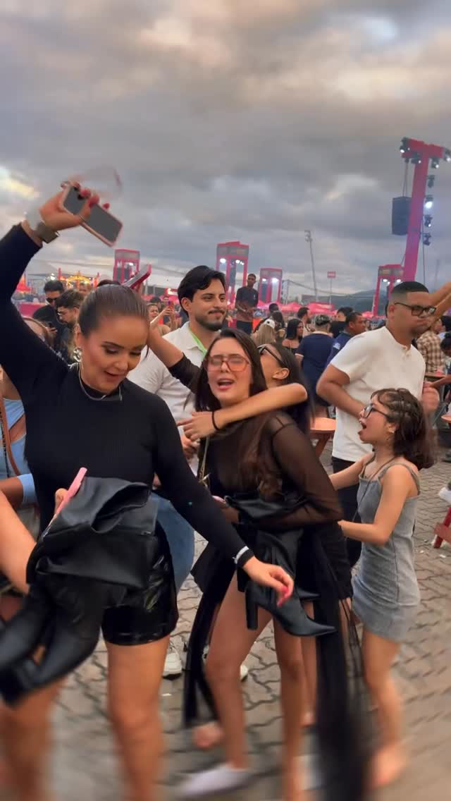 Toda segunda-feira você já sabe, tem #ResenhaSJM com o @carlosyuuri por aqui 😂Apareceu no vídeo ou conhece alguém? Já marca aí pra assistir até o final 🔥#saojoao by @saojoaodemaracanauoficial