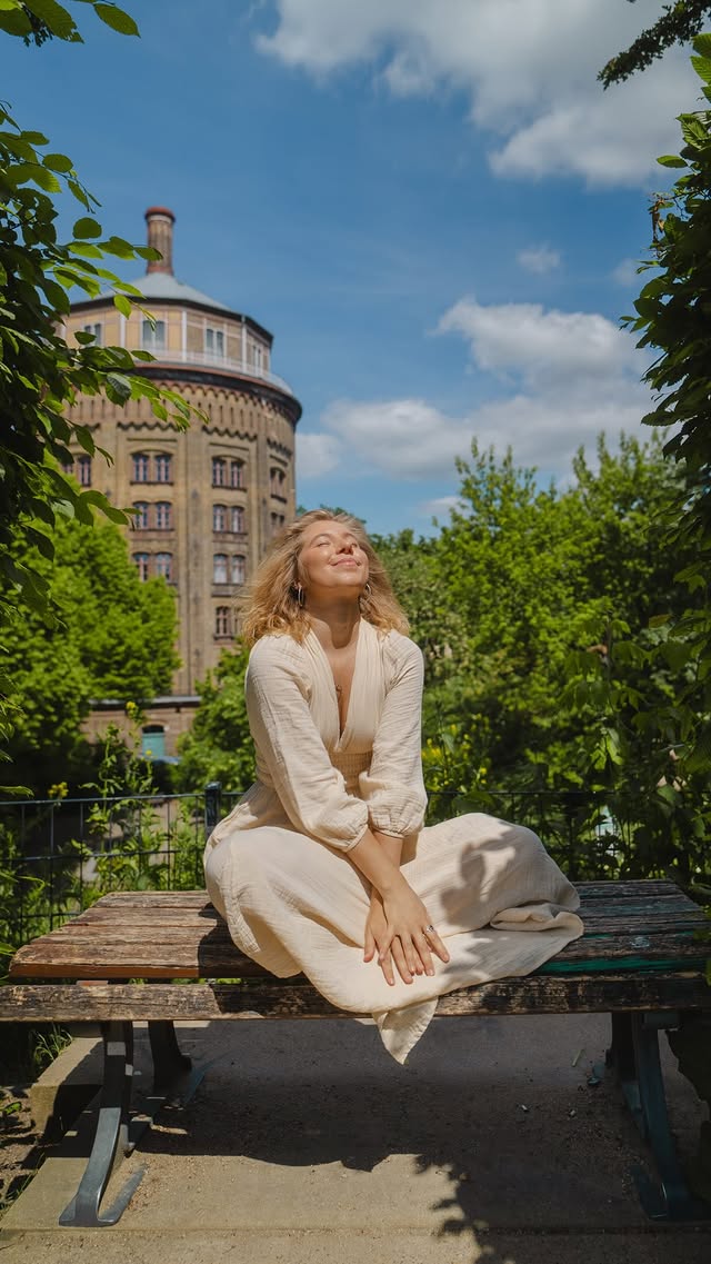 „Mit Nationalstolz hast du ein Problem, aber Pride findest du gut? Ziemlich widersprüchlich.“🌈Finde ich persönlich nicht. Während bei Nationalstolz oft eine Überlegenheitsgefühl mitschwingt, geht es bei Pride um Befreiung. Dieser Stolz beruft sich nicht auf Zufälle. Er ist eine Antwort auf Diskriminierung und Kriminalisierung. Zu sich selbst und anderen zu stehen, obwohl eine heteronormative Welt oft anderes fordert, ist ein Akt der Liebe♥️Nationalstolz schließt oft aus, Pride schließt ein. Das eine baut Mauern auf, das andere reißt sie ein. Wo genau soll der besagte Widerspruch sein?💭 by @nadjastagtraum