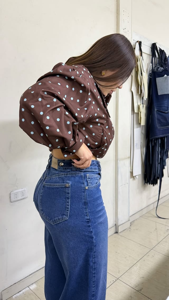 🤍 AMIGASSSSS!
Estamos trabajando en nuevos ingresos para ustedes y necesito su ayuda

¿Qué les parece este modelo? 👖✨

✔️ ¿Les gusta el lavado?
✔️ ¿Lo sacarían en otro color?
✔️ ¿Qué tallas necesitan?
✔️ ¿Les gustaría verlo en negro o café?

Las leo amiguitas 💕 porque muchas veces las nuevas colecciones nacen de sus sugerencias 🫶🏻