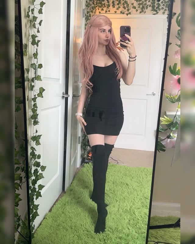 It’s starting to really feel like summer 😌#explorepage #littleblackdress #ootd #fitcheck #pinkhairdontcare by @conmiele_